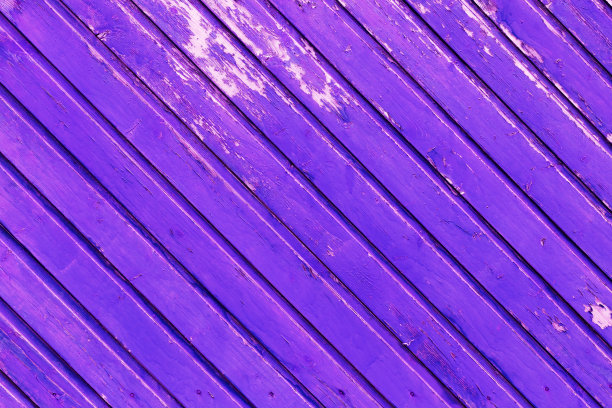 木质纹理。旧木漆表面为背景暗紫色。关闭了。自然纹理。图片下载