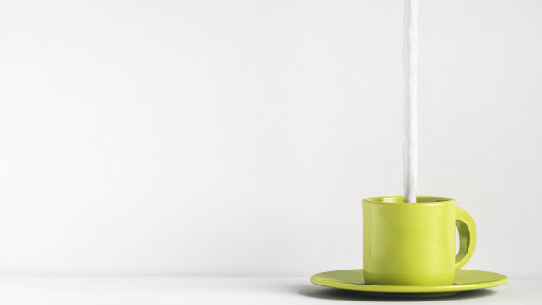 牛奶被倒进绿色的咖啡杯里图片下载