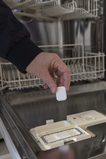 药片，洗碗机清洁剂。男人在药片上显示。图片下载