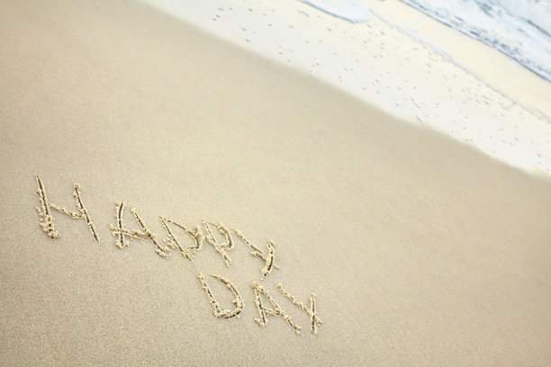 手写体题词快乐的日子在沙滩附近的水，海浪冲刷在沙滩上的文字图片下载