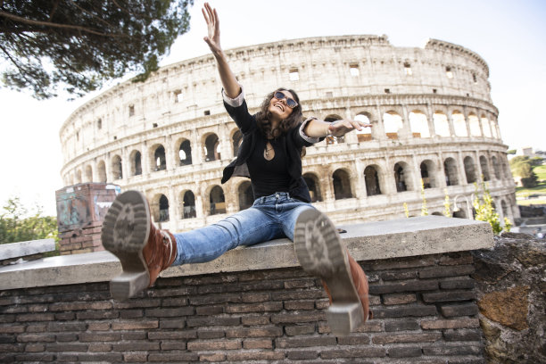 坐在竞技场前休息的女人图片下载