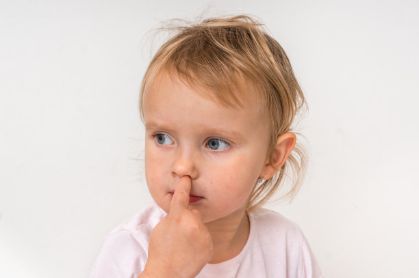 小女孩正在用手指抠鼻子图片下载