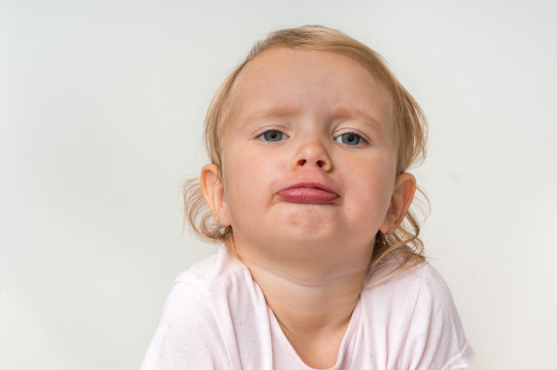 小婴儿脸上带着悲伤的表情图片下载