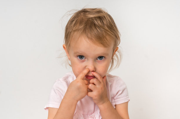 小女孩正在用手指抠鼻子图片下载