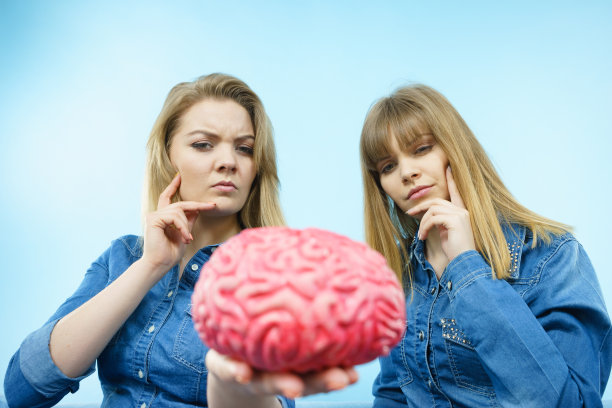 两个女性朋友在想图片下载