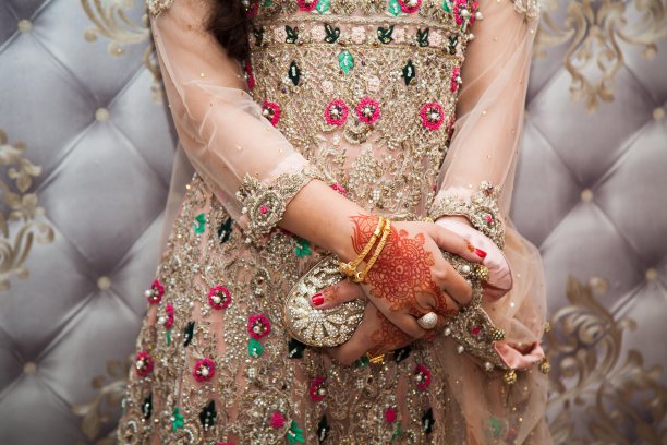 拿着指甲花和钱包的新娘图片下载