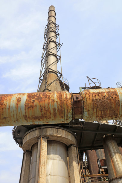 工厂的管道和烟囱，特写照片图片下载