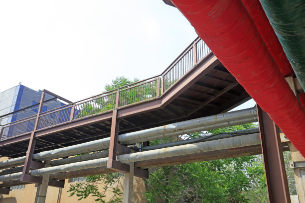 废弃工厂的管道，特写照片图片下载