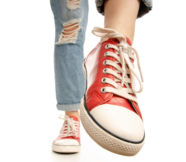 女人腿脚牛仔裤红色运动鞋潮人风格图片下载