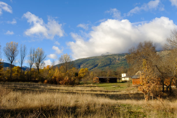 penalara在秋天的全景图片下载