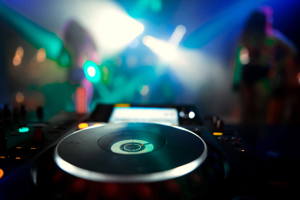 夜总会里的Dj在派对上混音。俯视图图片下载