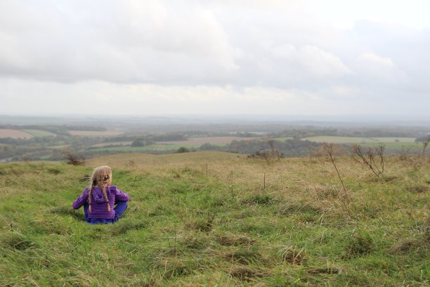 乡村风景中的女孩望向地平线图片下载