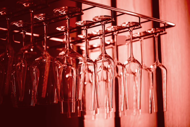 在珊瑚灯下的酒吧架子上的眼镜。图片下载