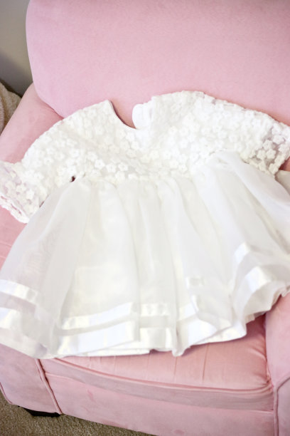 为小女孩洗礼的白色蕾丝洗礼服图片下载