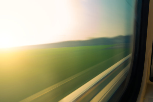 模糊的火车车窗景观图片下载