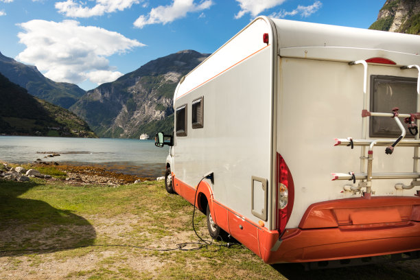 一辆房车停在挪威盖兰格港的海岸线上。图片下载