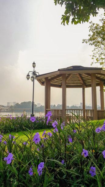 花园中的田园诗亭子图片下载