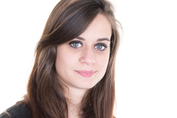 一张图。美丽的脸。长头发的漂亮女孩图片下载