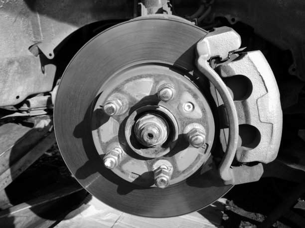 更换汽车碟刹：在汽车维修店拆卸车轮图片下载