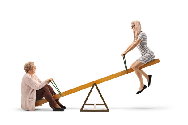 老太太和一个年轻的女人一起坐在跷跷板上图片下载