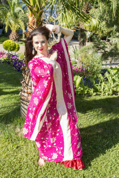 棕榈树下一个穿着东方服装的女孩图片下载