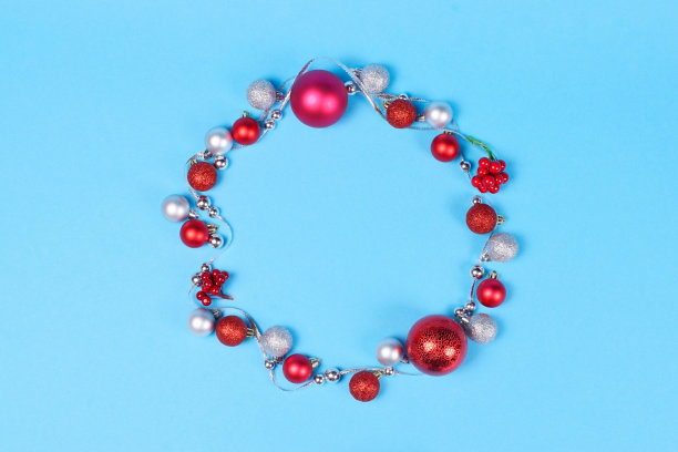 蓝色背景上的现代圣诞花环。图片下载