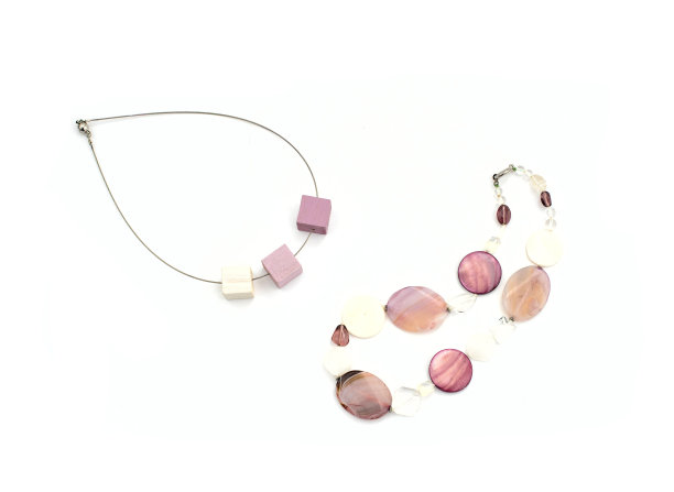 白色背景上的女性大项链图片下载