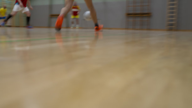 室内足球在体育馆里图片下载