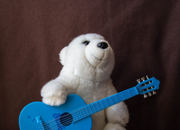 一只带着吉他的北极熊在黑色背景下图片下载