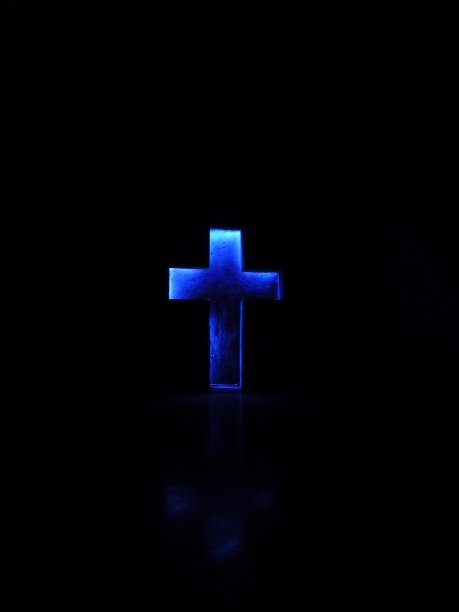 蓝色的光穿过一个洞穴教堂图片下载