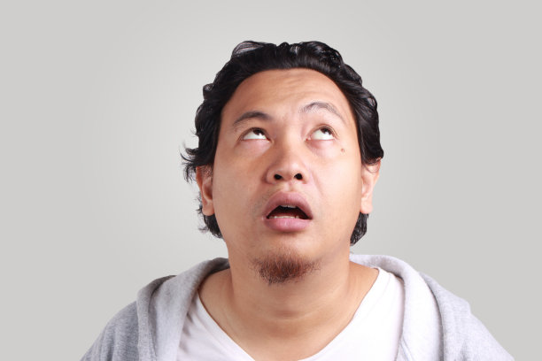 肖像无聊的人与眼睛扫视向上图片下载