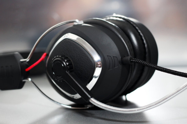 玻璃表面上的大型耳机图片下载