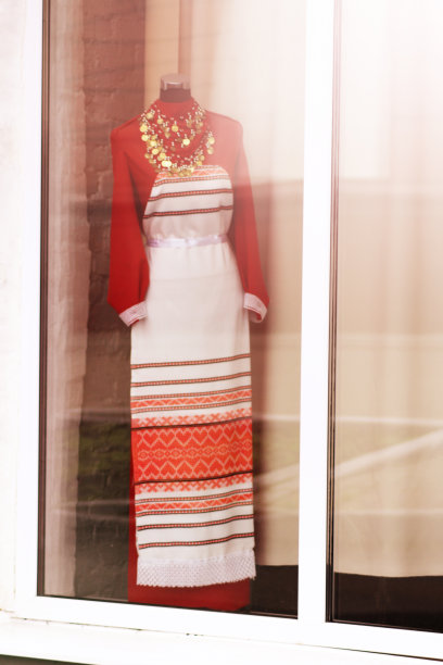 商店橱窗里的俄罗斯民族服装图片下载