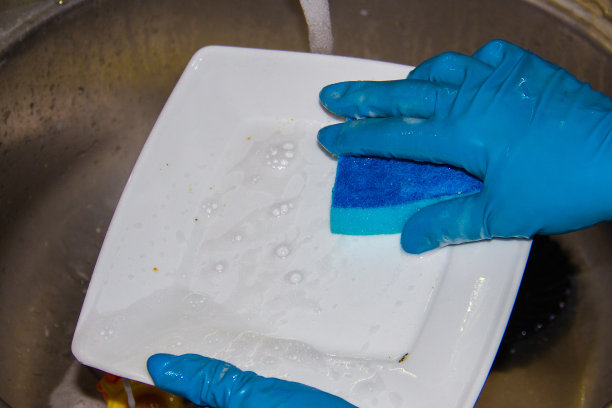 年轻女子在家里洗碗图片下载