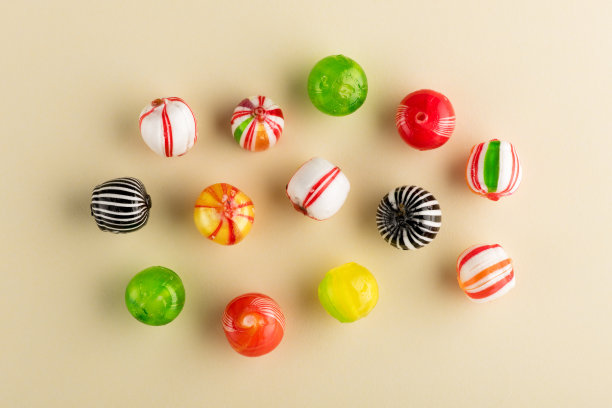 几块圆形五彩糖果图片下载