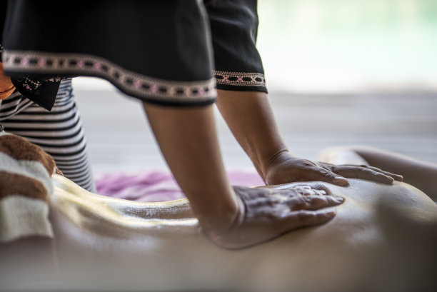 不认识的人接受一个按摩的特写图片下载