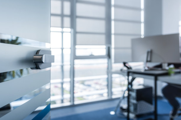 办公地点和电脑的照片，年轻的商人坐在旁边。图片下载