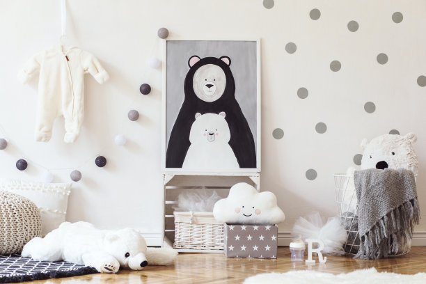 时尚的斯堪的纳维亚儿童房间模拟照片海报框架上的图案墙，盒子，泰迪熊和玩具。可爱的现代室内娱乐室，白色的墙壁，木制的配件和五颜六色的玩具。图片下载