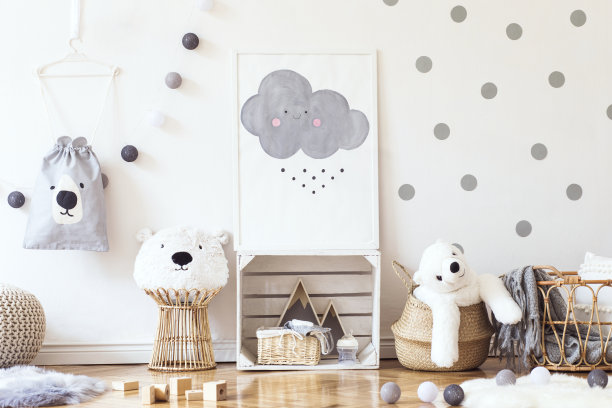 时尚的斯堪的纳维亚儿童房间模拟照片海报框架上的图案墙，盒子，泰迪熊和玩具。可爱的现代室内娱乐室，白色的墙壁，木制的配件和五颜六色的玩具。图片下载