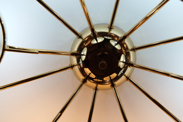 现代铜吊灯与圆形玻璃阴影图片下载