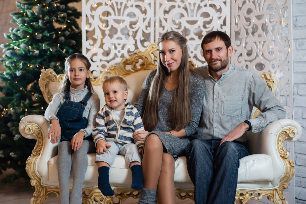 圣诞照片的幸福家庭与礼物盒的背景装饰圣诞树。全家欢度新年图片下载