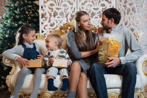 圣诞照片的幸福家庭与礼物盒的背景装饰圣诞树。全家欢度新年图片下载