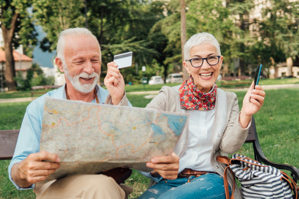 快乐的女人在网上购物度假与她的丈夫图片下载