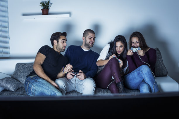 玩电子游戏的朋友图片下载