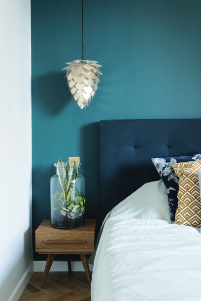 时尚和现代的阳光卧室，小木桌，白色床上用品和颜色柔和。蓝色墙壁和棕色镶木地板的空间。图片下载