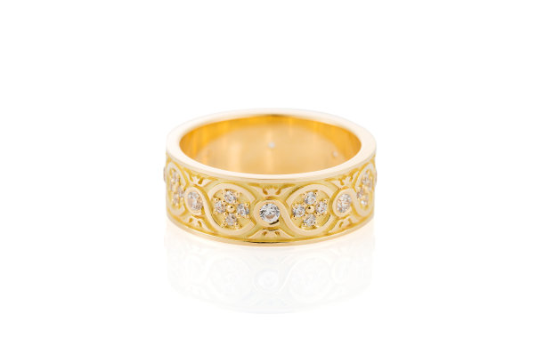 金色戒指与钻石和图案孤立在白色背景图片下载