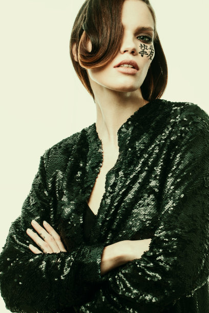 美女肖像，专业化妆和发型，脸上有象形文字图片下载