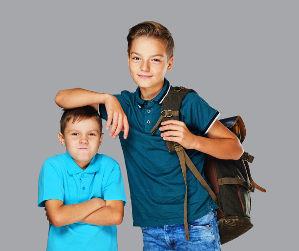 一个男孩把手放在一个生气的小男孩的头上。图片下载