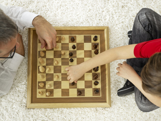 父亲和男孩在下棋图片下载