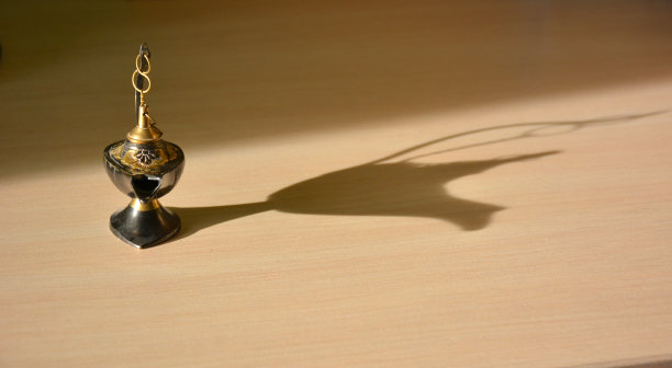 魔术灯与阴影在光的背景图片下载